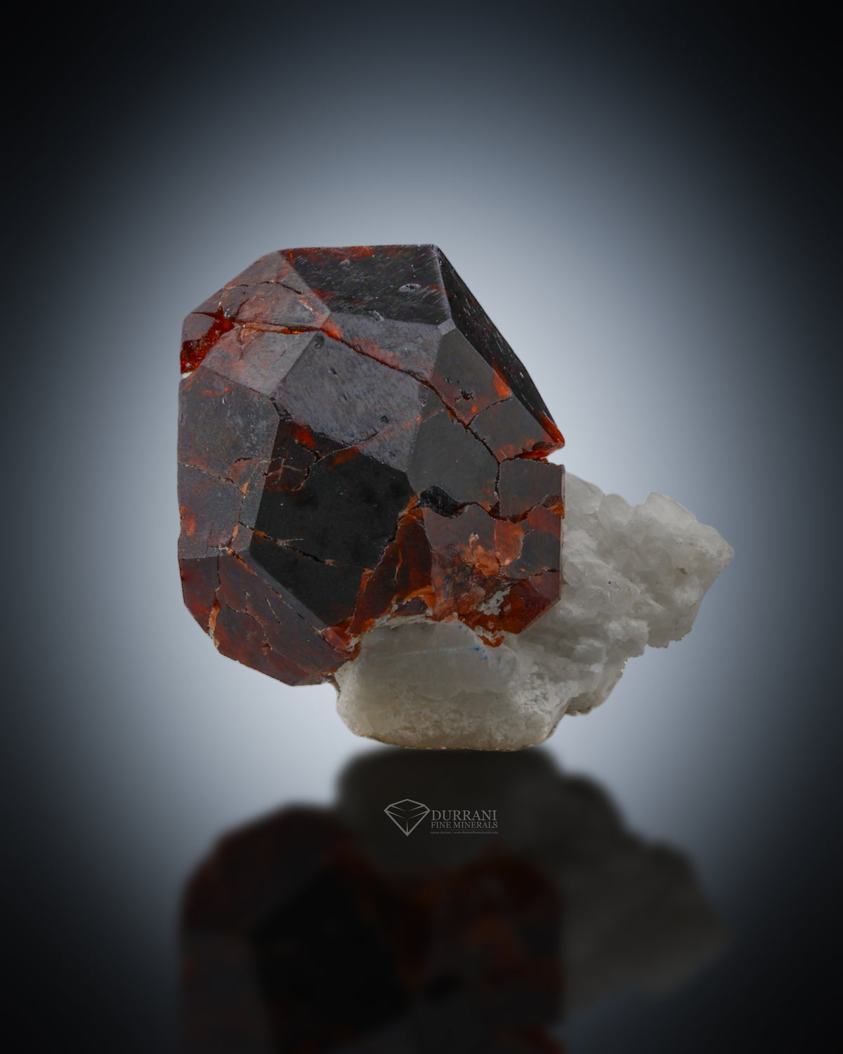 Spessertine Garnet on feldspar